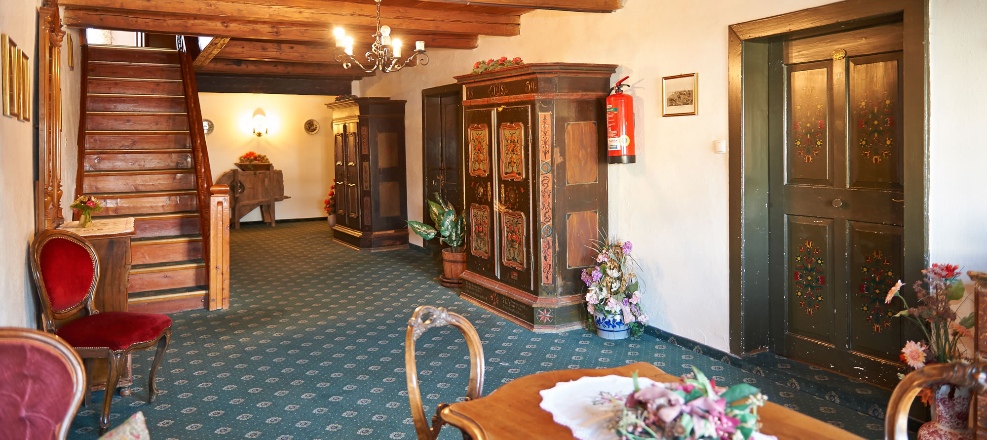 Traditionell eingerichtete Zimmer in der Pension Schrempfgut